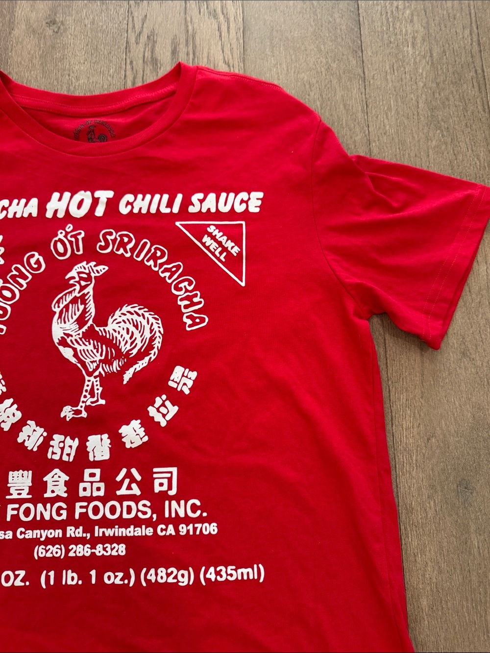 Sriracha Hot Chili Sauce Men’s Red T-Shirt Large Short Sleeve Novelty Funny NWT - Picture 4 of 11